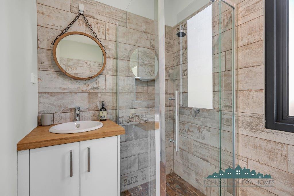 Central bathroom , shower and vanity